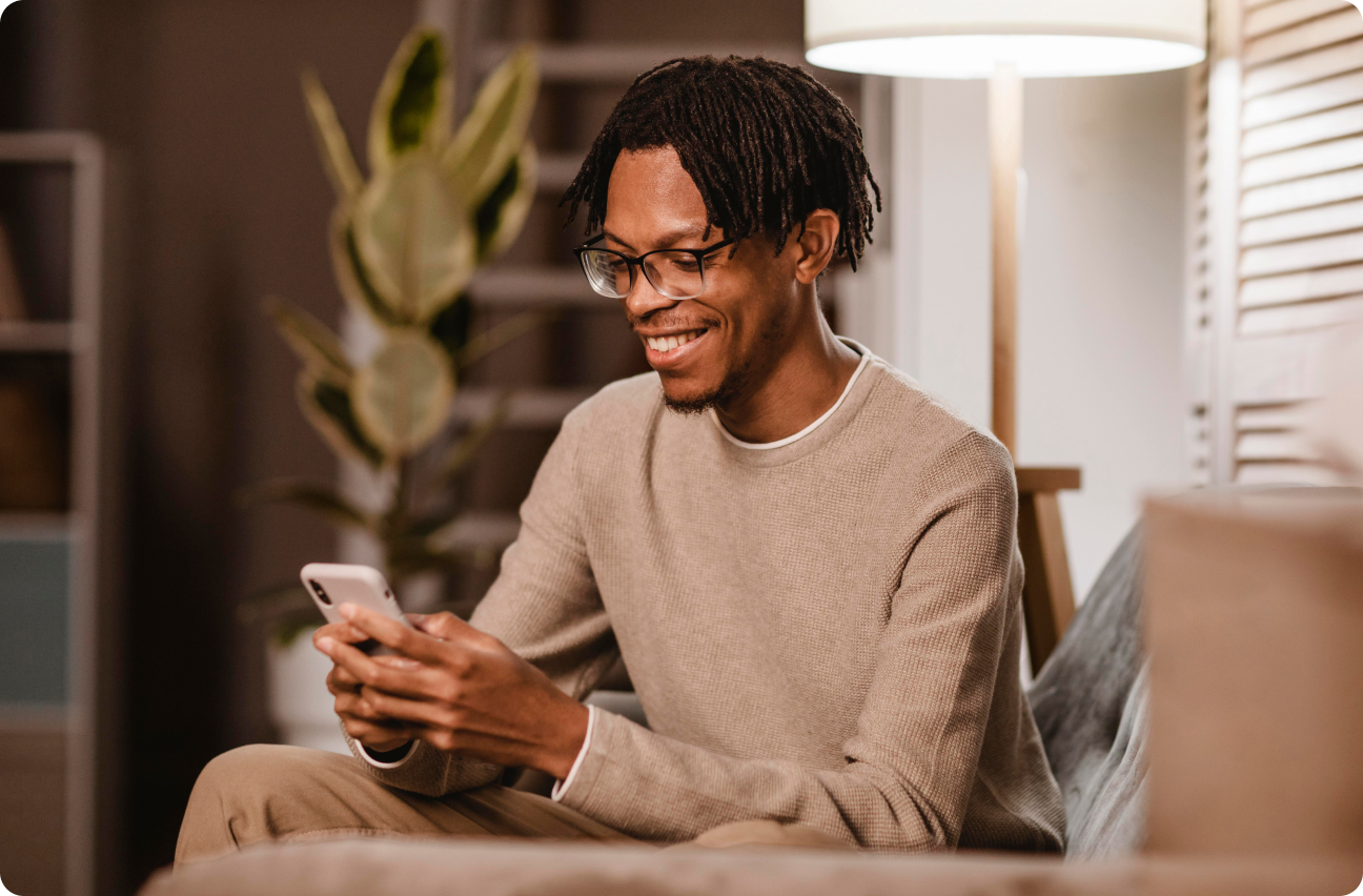 Homem usando um smartphone